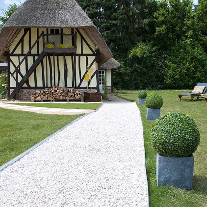 Visuel - Allées de pavés, cailloux, béton ou l'art de faire son chemin dans son jardin