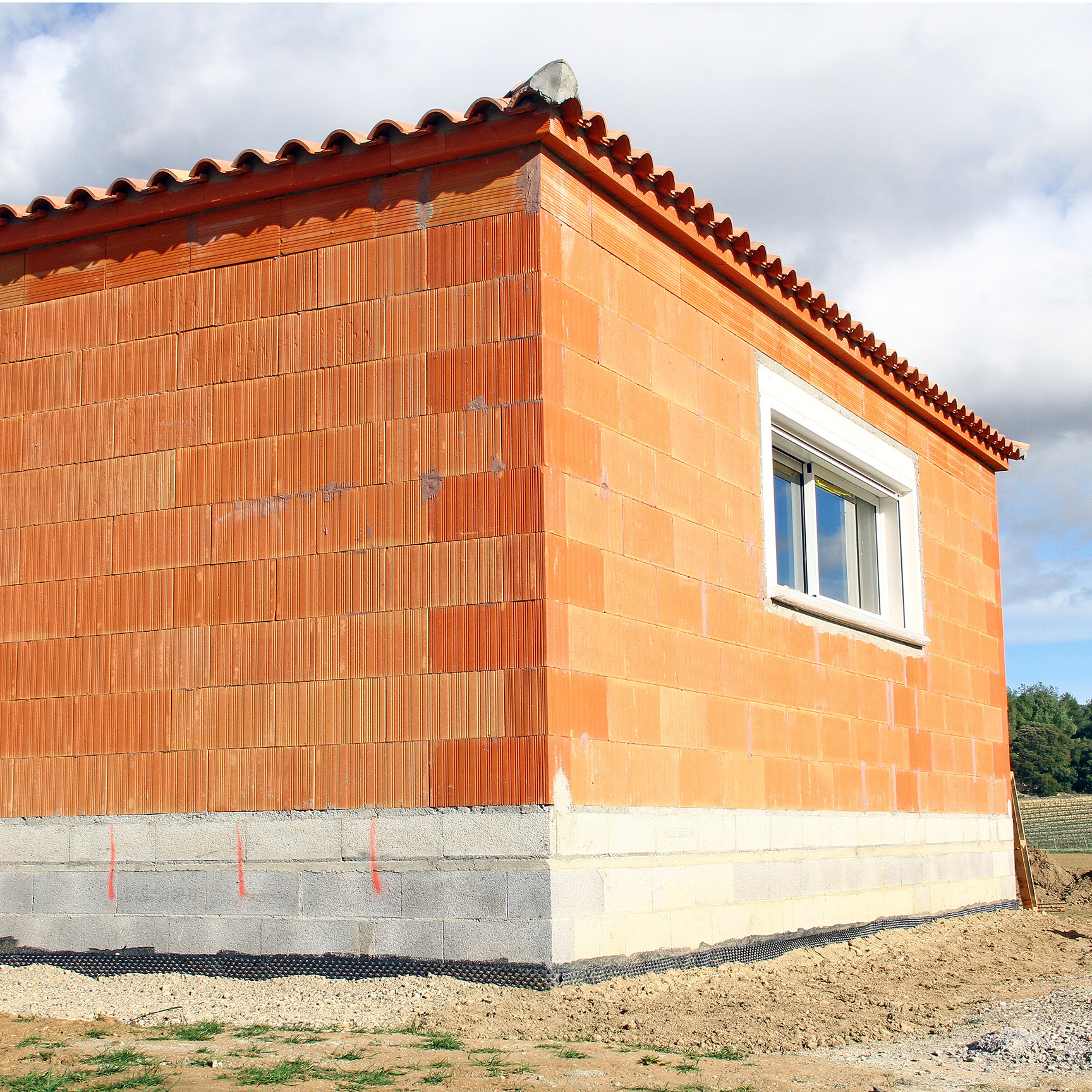Monter des murs de maison en brique monomur