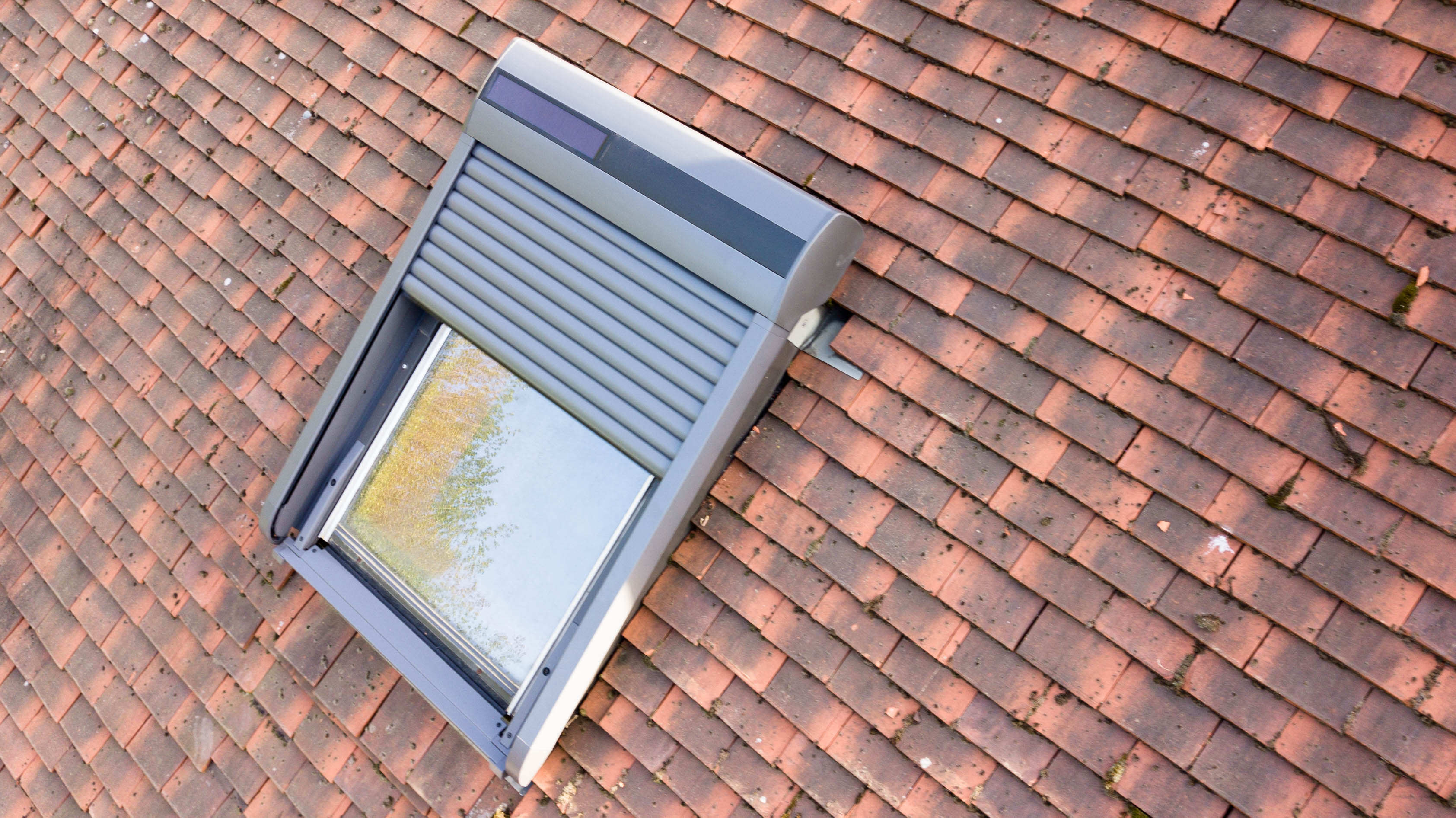 Poser un volet motorisé solaire pour fenêtre de toit
