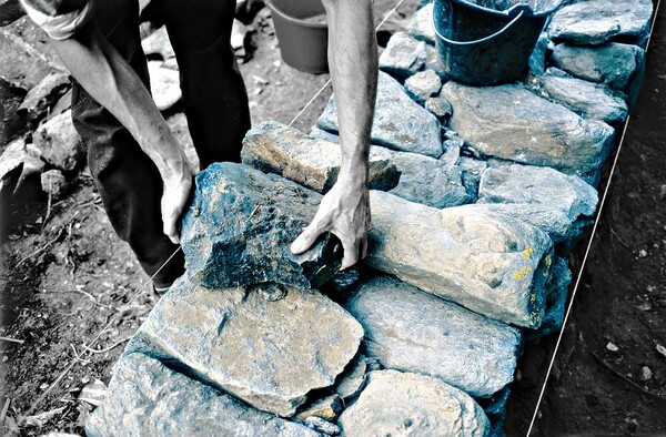 /uploads/Image/Images_des_articles/Placer_les_pierres_comme_un_puzzle/Placer_les_pierres_comme_un_puzzle_col3_3203_643_5-06-reconstruction-d-un-mur-en-pierres-seches.jpg